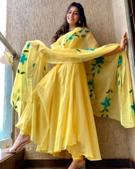 Yellow Anarkalis uit in georgette silk with plain